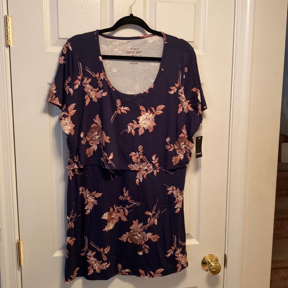 Brand New Torrid Navy Floral Super Soft Nursing Tee…size 2/2X/18-20